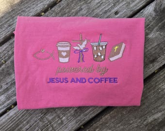 Powered by Jesus and Coffee gesticktes T-Shirt | Christlicher Glaube Shirt | Inspirierendes Geschenk | Gemütliches christliches T-Shirt | Besticktes T-Shirt