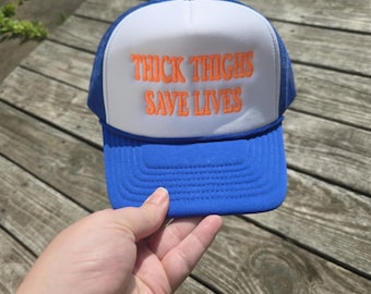 Dicke Oberschenkel retten Leben bestickter Trucker-Hut | Lustige Schaumstoffmütze | Body Positive Hut | Frecher Sommerhut | Retro Snapback | Kurviges Mädchen Geschenk