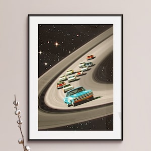 Könnte beinhalten: Ein gerahmter Druck einer surrealistischen Illustration, die ein Rennen von Oldtimern auf einer Rennstrecke zeigt, die einen schwarzen Loch im Weltraum umkreist. Die Autos sind in verschiedenen Farben, darunter Blau, Rot, Orange und Weiß.