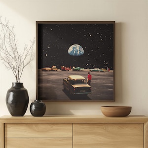 Può includere: Una stampa artistica da parete quadrata incorniciata che presenta un collage surreale di un cielo notturno stellato scuro con un grande globo terrestre sospeso sopra un parcheggio pieno di auto d'epoca e una persona accanto a una berlina gialla.