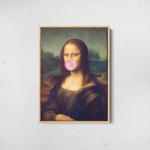 Op de afbeelding: Ingelijste print van de Mona Lisa met een kauwgomblaas. Het kunstwerk toont het iconische portret met een moderne twist, tegen een landschapsachtergrond. De lijst heeft een lichte houtkleur.