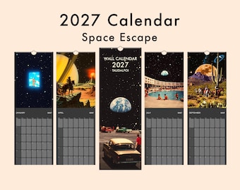 Può includere: Un calendario da parete 2027 Space Escape con cinque pannelli verticali e collage surreali a tema spaziale. Ogni pannello mostra una griglia mensile sotto immagini di astronauti, paesaggi desertici, auto d'epoca e pianeti su sfondi stellati.