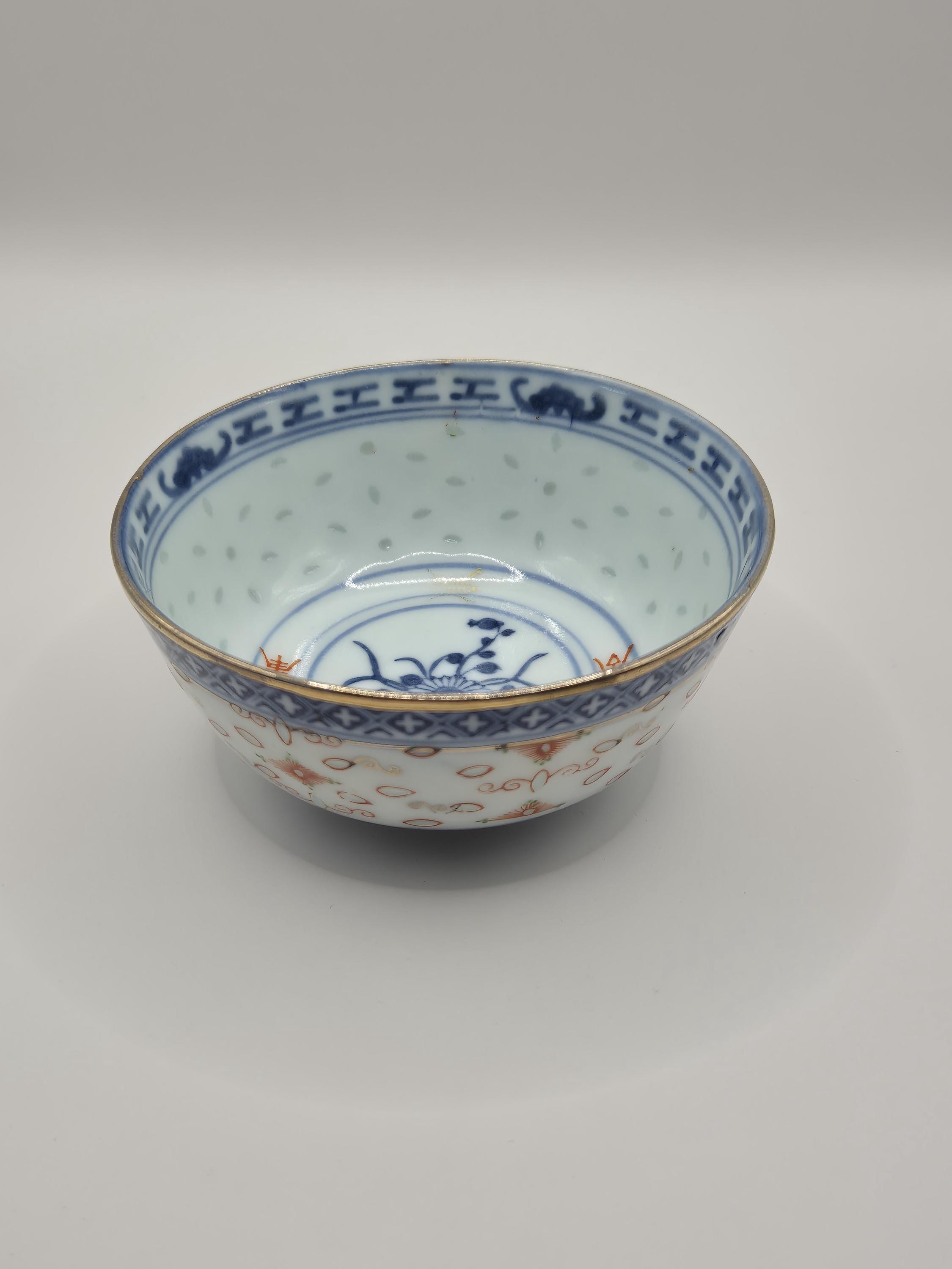 ヴィンテージ中国磁器ボウル – 青と白の花模様、金箔 – 「玩玉」の刻印
