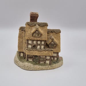 David Winter Cottage – Pilgrims Rest – Hand-Painted Collectible Model House – 1980s England