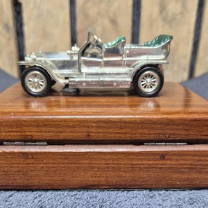 Scatola di legno vintage con modello di auto argentata e carte da gioco del casinò Flamingo Hotel Las Vegas in scatola