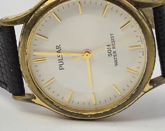 Orologio al quarzo vintage Pulsar V501-X2359 – color oro, quadrante bianco, resistente all'acqua fino a 50 m (Seiko Giappone anni '90)