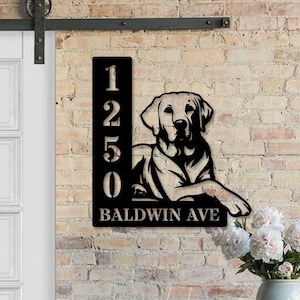 Può includere: Cartello numerico per la casa in metallo nero con una silhouette di Labrador Retriever. Il cartello recita "1250 Baldwin Ave".