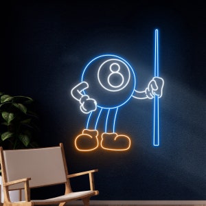 Può includere: Segno al neon di una palla 8 dei cartoni animati che tiene un biliardo. La palla 8 è blu e bianca con un contorno al neon. Il biliardo è blu e le braccia e le gambe della palla 8 sono blu con scarpe arancioni.