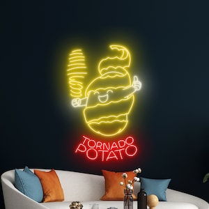 Puede incluir: Un letrero de neón con un contorno amarillo de una patata sonriente con un remolino de patatas fritas en la parte superior. El texto "Tornado Potato" está en neón rojo debajo de la patata.