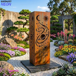 Könnte beinhalten: Eine hohe, rechteckige Gartenplastik aus rostfarbenem Metall mit himmlischen Ausschnitten. Das Design umfasst Sonne, Mond, Sterne, Planeten und Sternbilder. Die Skulptur steht auf einem dunkelgrauen Steinsockel in einem Garten mit üppigem Grün und Blumen.