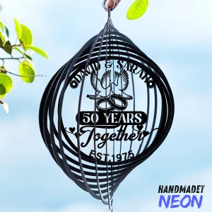 Personalisiertes Windspiel zum 50-jährigen Jubiläum: Goldene Liebestauben, Metall Gartendekor