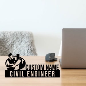 Könnte beinhalten: Schwarzweiß-Illustration eines Bauingenieurs, der einen Bauplan hält, mit dem Text "CUSTOM NAME CIVIL ENGINEER" auf einem Holztisch mit einem Laptop und einer Computermaus.