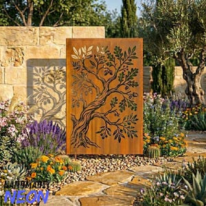 Può includere: Un paravento da giardino rettangolare in metallo usurato con un design ad albero ritagliato. Lo schermo è di colore marrone ruggine e si trova in un giardino con fiori e sentieri in pietra. Il testo "HANDMADE NEON" è in basso.