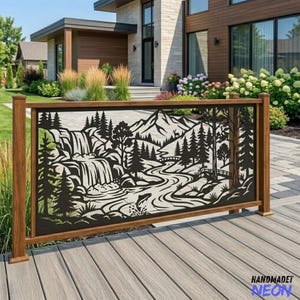 Può includere: Uno schermo per la privacy in metallo nero con un design paesaggistico tagliato al laser che raffigura una catena montuosa, una cascata, un fiume tortuoso con un pesce che salta e una foresta di pini, montato tra due pali in legno.