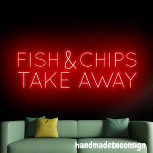 Op de afbeelding: Rood neon-bord met de tekst "FISH & CHIPS TAKE AWAY" op een zwarte achtergrond. Het bord hangt boven een groene bank met gele kussens.