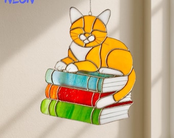 猫と本のステンドグラスのサンキャッチャー：読書好きのための窓飾り