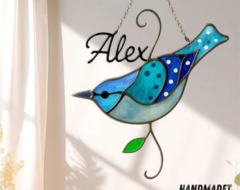 Gebrandschilderd glas Blue Jay Suncatcher, gepersonaliseerd naamvenster hangend met Blue Jay, aangepast vogelliefhebber cadeau voor raamdecoratie
