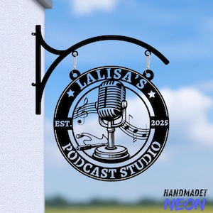 Peut inclure: Panneau métallique noir pour "Lalisa's Podcast Studio" avec un motif de microphone, des notes de musique et le texte "Est. 2025". Le panneau est suspendu à un support en métal noir. Les mots "Handmade" et "Neon" sont en bas.