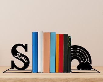 Sujetalibros de metal con forma de nube de arcoíris personalizado, sujetalibros con nombre de bebé, letrero de mesa con arcoíris, estantería decorativa para el hogar, regalo para amantes de los libros, regalo de regreso a la escuela