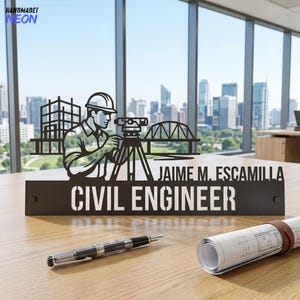 Könnte beinhalten: Ein schwarzes Schreibtischschild aus Metall mit der Silhouette eines Bauingenieurs, der ein Vermessungsgerät bedient, sowie einem Gebäudegerüst und einer Brücke. Der Schriftzug JAIME M. ESCAMILLA und CIVIL ENGINEER ist in fetten Großbuchstaben.