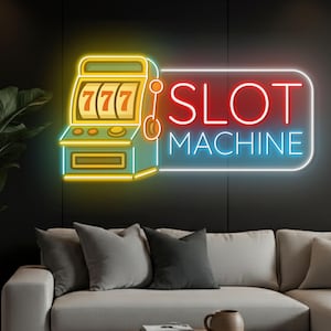 Può includere: Un'insegna al neon raffigurante una slot machine e la scritta "SLOT MACHINE". La slot machine è gialla e verde acqua, con i numeri 777. Il testo è rosso e blu, bordato di bianco, su sfondo nero.