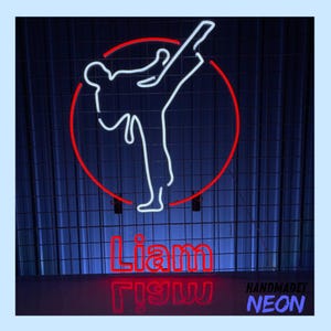 Neonbord karatejongen, led-bord karate, led-bord karate, led-licht karate, neonlicht vechtsport, karateclub muurkunst decor, karate huis muur decor