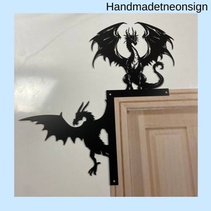 Gepersonaliseerde drakendeur hoekbord, draak vliegende metalen deurtopper, aangepaste drakendeuroppas, drakendeurbekleding, drakenhuis muurdecoratie