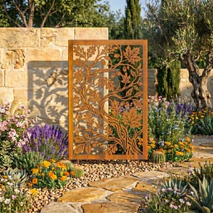 Könnte beinhalten: Ein rechteckiger, rostfarbener Metall-Gartenzaun mit einem ausgeschnittenen Design eines Baumes mit Blättern und Eicheln. Der Zaun befindet sich in einem Garten mit verschiedenen Pflanzen und Blumen, darunter Lavendel und gelbe Blüten.