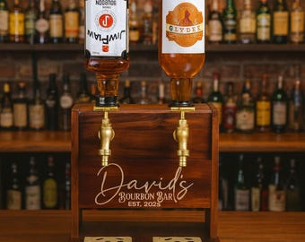 Anpassad Whisky Bourbon Dispenser – Graverad träpresent till spritbar, flaskhållare med dubbel kran, rustikt bartillbehör för honom
