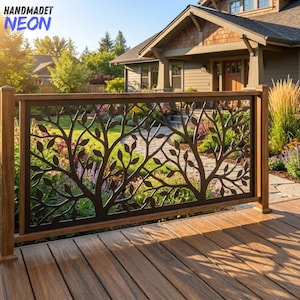 Könnte beinhalten: Ein dunkelbraunes Metallgeländer-Paneel mit einem lasergeschnittenen Design aus Baumzweigen und Blättern. Das rechteckige Paneel ist von vertikalen Pfosten eingerahmt und auf einer Holzterrasse montiert. Der Text HANDMADET NEON ist oben links sichtbar.
