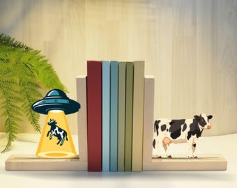 Sujetalibros metálicos con forma de vaca OVNI: Soporte de madera para libros con forma de abducción alienígena, decoración para estantería, regalo para amantes de los libros, decoración para biblioteca con forma de vaca OVNI