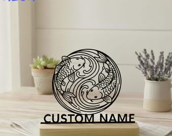 Decoración de mesa de metal personalizada con pez koi, letrero Yin Yang Koi con nombre personalizado, decoración de escritorio zen japonesa hecha a mano