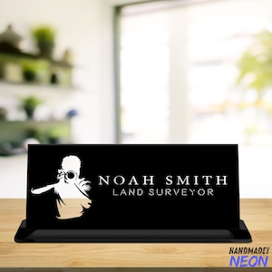 Placa de metal con nombre de agrimensor personalizada, decoración de mesa con placa con nombre de agrimensor, letrero de escritorio grabado personalizado, decoración de mesa de oficina, placa de escritorio