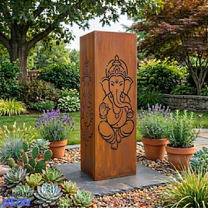 Può includere: Una scultura da giardino alta e rettangolare in metallo invecchiato con un disegno traforato della divinità indù Ganesha. La scultura è di colore marrone ruggine e si trova in un giardino con varie piante e fiori. Altezza circa 150 cm.
