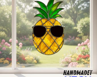 ステンドグラスのパイナップルサンキャッチャー：トロピカルな窓辺の