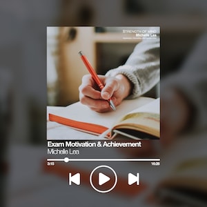 Könnte beinhalten: Nahaufnahme einer Hand, die mit einem roten Stift in ein Notizbuch schreibt. Das Bild stammt aus einer Audio-Player-App mit dem Titel "Exam Motivation & Achievement" von Michelle Lea. Der Audio-Player hat einen Wiedergabe-Button, einen Rückspul-Button und einen Vorspul-Button. Die Zeit ist 3:15 und 16:26.