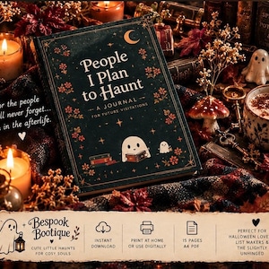 Puede incluir: Un diario verde oscuro titulado People I Plan to Haunt con una luna creciente dorada, estrellas e ilustraciones florales. La portada muestra dos pequeños fantasmas blancos. El texto incluye A JOURNAL FOR FUTURE VISITATIONS.