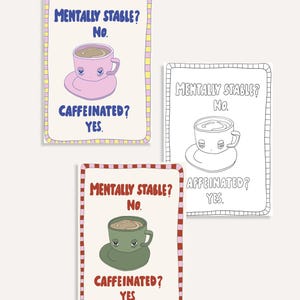 Op de afbeelding: Drie geïllustreerde kaarten met koffiekopjesontwerpen. Elke kaart leest "Mentally Stable? No. Caffeinated? Yes." De koffiekopjes zijn roze, groen en in zwart-wit. De kaarten hebben decoratieve randen.