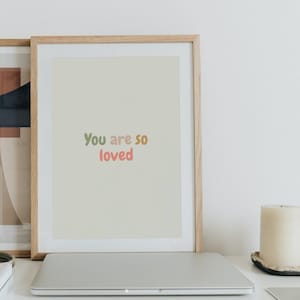 Je bent zo geliefd, therapieprint, print geestelijke gezondheid, liefde muurprint, wandkleden, digitale print,