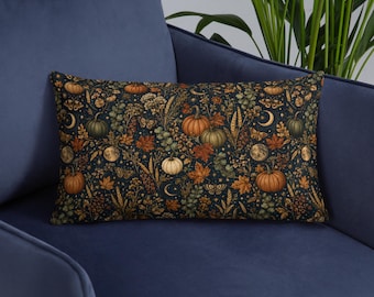 Cojín lumbar Whimsigoth con diseño de calabaza y polilla lunar otoñal celestial.