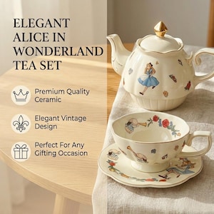 Può includere: Un set da tè in ceramica color crema composto da una teiera, una tazza e un piattino. Gli articoli sono decorati con illustrazioni colorate di personaggi di Alice nel Paese delle Meraviglie, fiori e dettagli dorati. Il coperchio ha un pomello dorato.