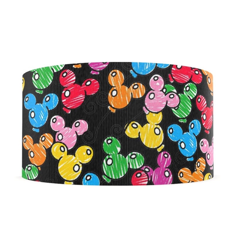Puede incluir: Cinta negra con un patr&oacute;n repetido de globos coloridos en forma de cabeza de Mickey Mouse. Los globos est&aacute;n delineados en negro y rellenos de varios colores, incluidos rojo, naranja, amarillo, verde, azul, morado y rosa.