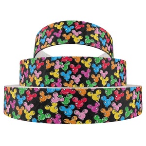 Puede incluir: Tres rollos de cinta negra con un patr&oacute;n de globos de Mickey Mouse de colores. La cinta tiene 1,5 pulgadas de ancho.