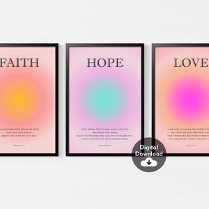 Puede incluir: Tres impresiones de arte de pared imprimibles con un fondo degradado en rosa, amarillo y azul. Las impresiones presentan las palabras "Fe", "Esperanza" y "Amor" en texto negro. Cada impresión incluye un versículo bíblico relacionado con la palabra.