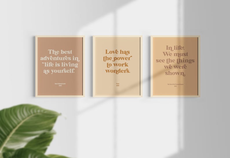 Może przedstawiać: Trzy oprawione wydruki z inspirującymi cytatami w beżowo-brązowej kolorystyce. Cytaty brzmią: "The best adventures in life is living as yourself", "Love has the power to work wonders", oraz "In life, We must see the things we were shown".