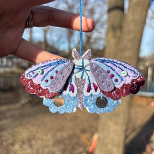 Adorno de fieltro de polilla elegante