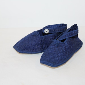 Une paire de chaussures matelassées antiques pour bébé, vers 1840