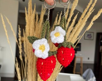 Patrón PDF fácil para principiantes: llavero de fresa a crochet con margaritas y accesorios amigurumi.
