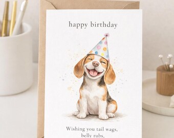 Könnte beinhalten: Geburtstagskarte mit einer Aquarellillustration eines lächelnden Beagles mit Partyhut. Die Karte trägt oben die Aufschrift "Happy Birthday" mit einer Nachricht, die Wackeln mit dem Schwanz und glückliche Momente wünscht. Ein brauner Umschlag befindet sich hinter der Karte.