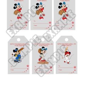 Puede incluir: Seis etiquetas de regalo rectangulares de color gris claro con Mickey Mouse en varios atuendos de béisbol. Cada etiqueta incluye el texto rojo HOPE YOU HAVE A BALL ON YOUR CRUISE, un agujero en la parte superior y líneas rojas para To y From.